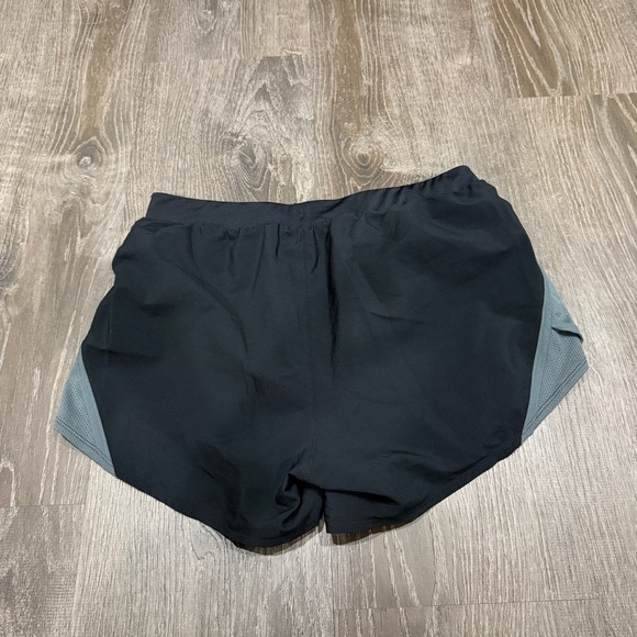 Under Armour Black and Grey Heatgear Running Shorts - Picture 3 of 10